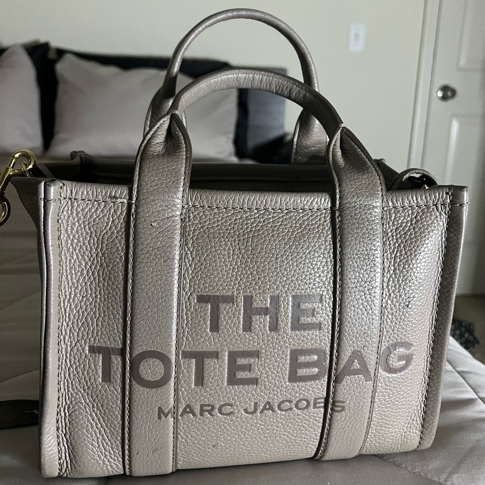 Marc Jacob's "The Leather Small Tote Bag" purse